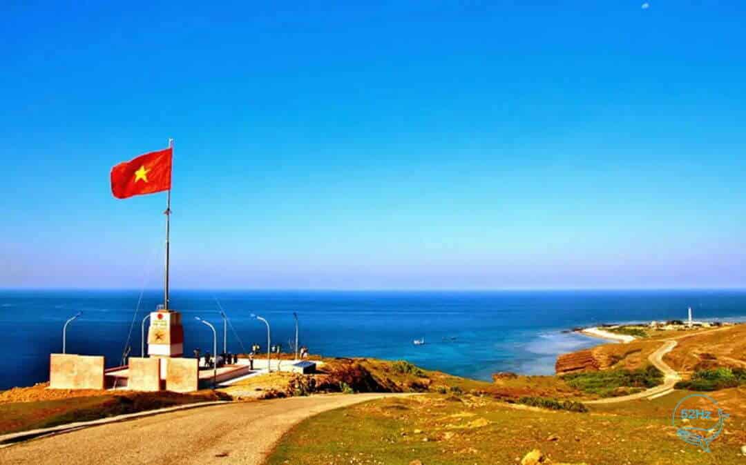 Cột cờ chủ quyền Phú Quý